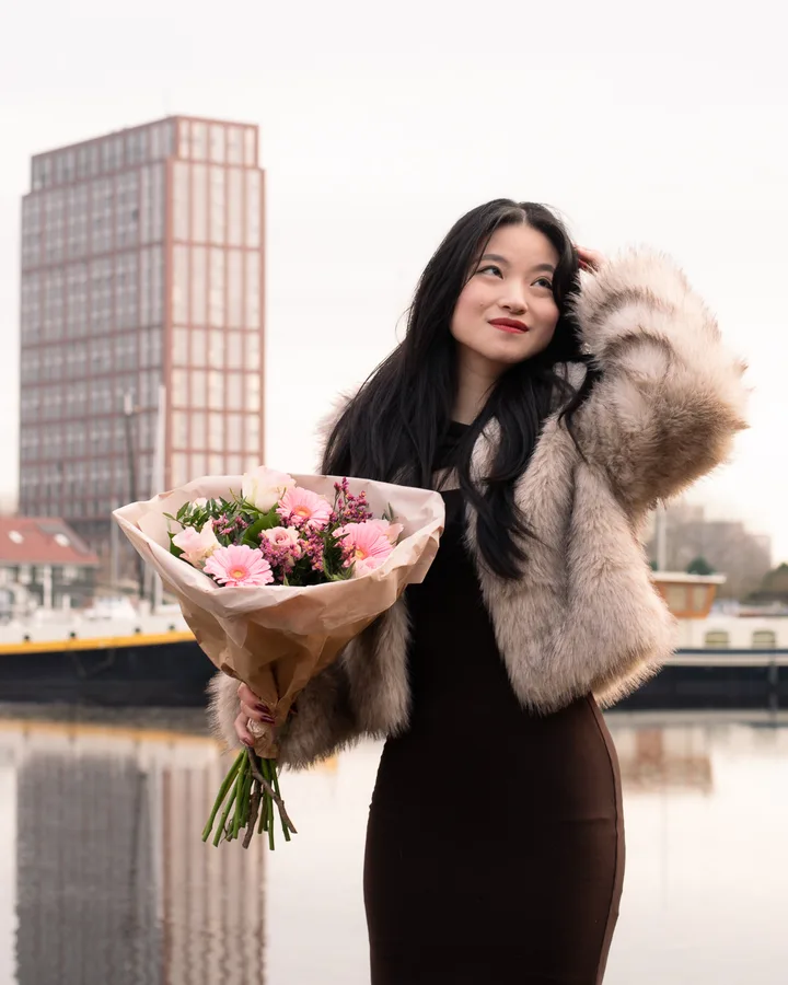 Portret met een boeket roze bloemen