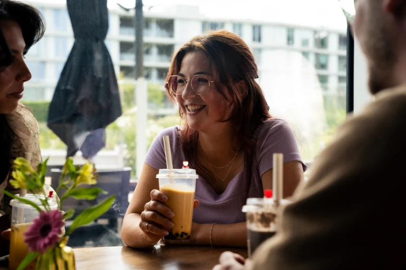 Samen bubble tea drinken aan tafel bij GUOGUO
