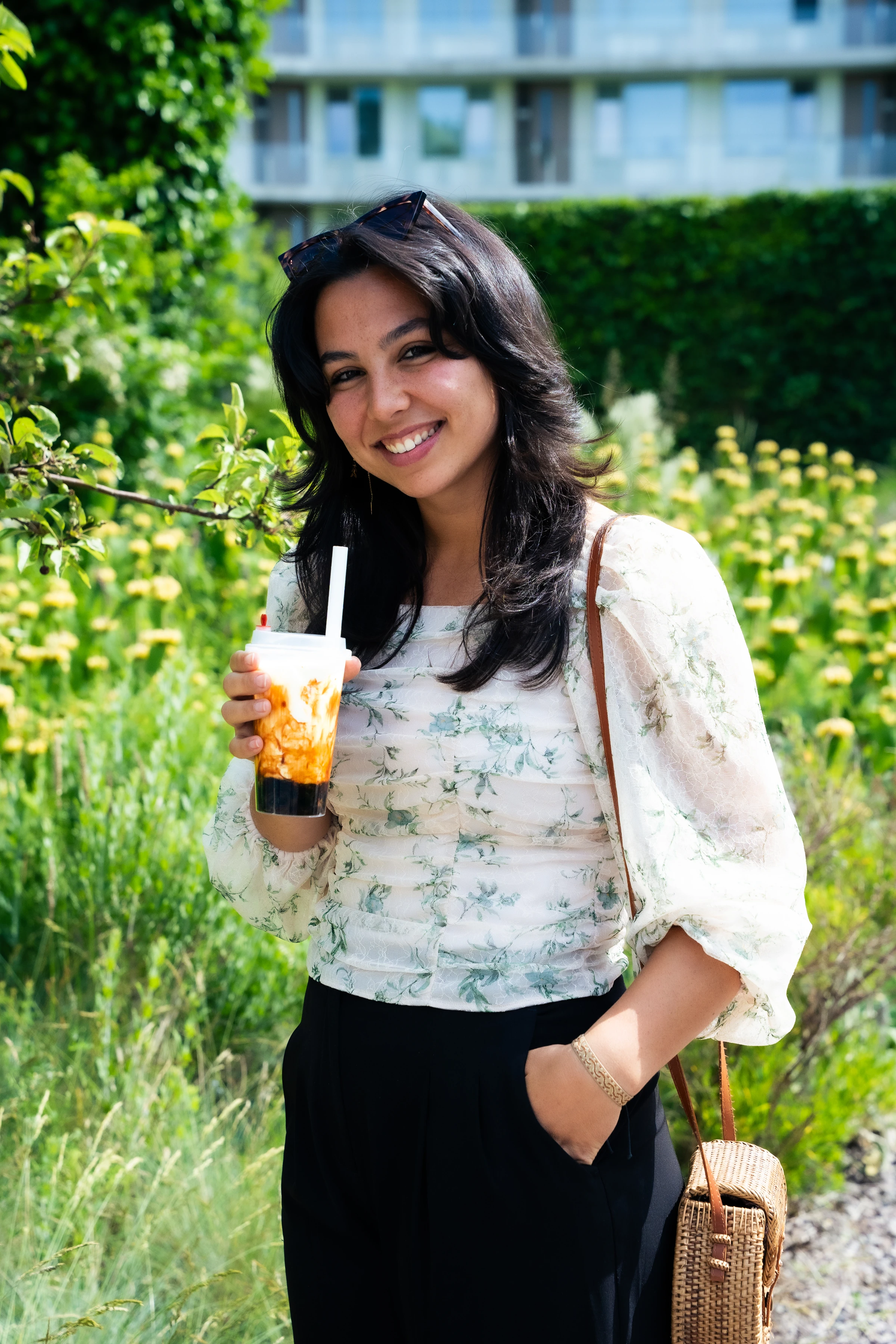 Een vrouw met bubble tea buiten in het groen